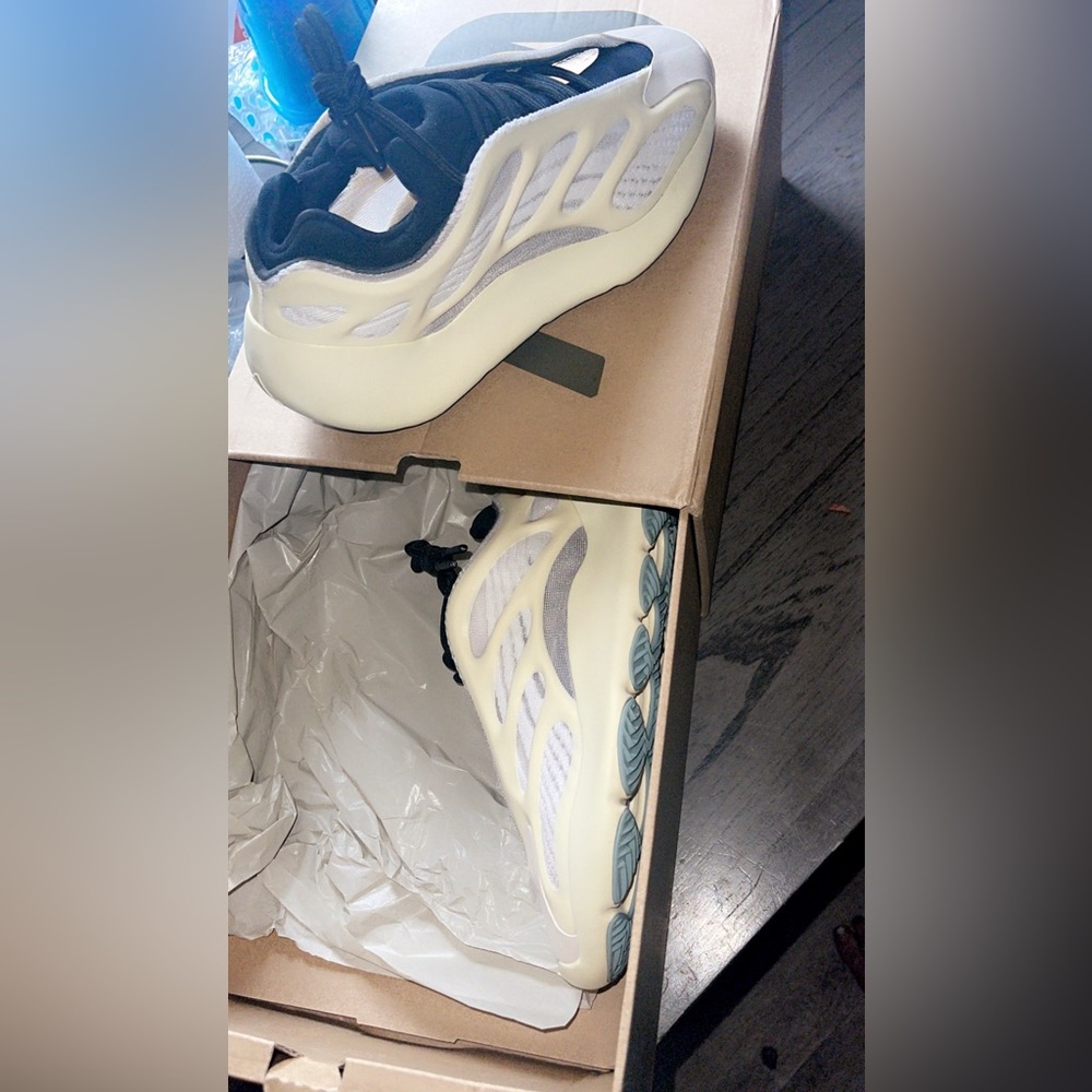 YEEZY 700